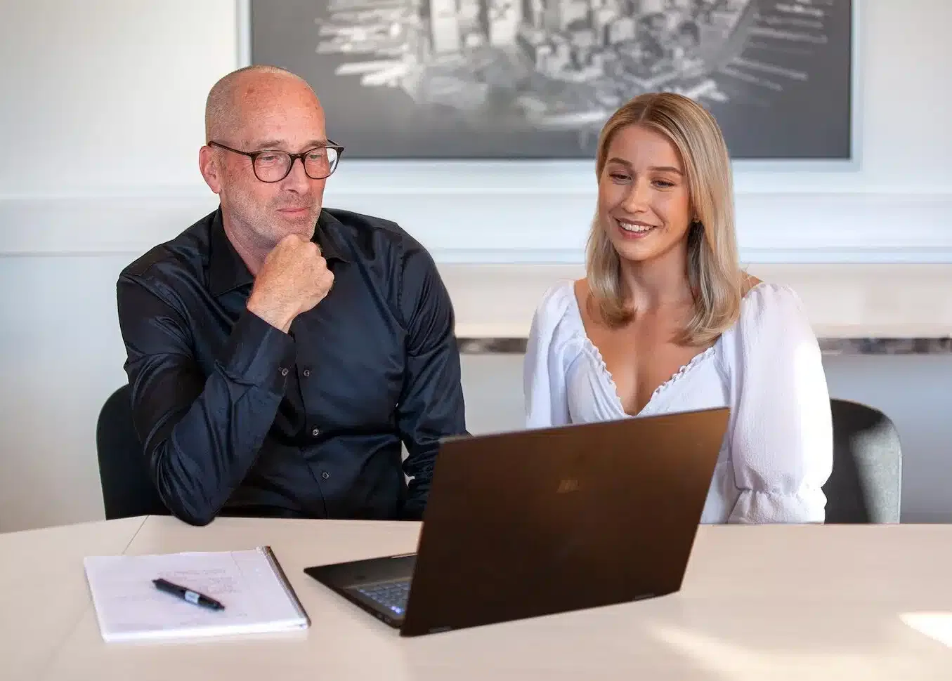 Två personer som arbetar med redovisning Eskilstuna, redovisning Västerås och redovisningsbyrå Strängnäs